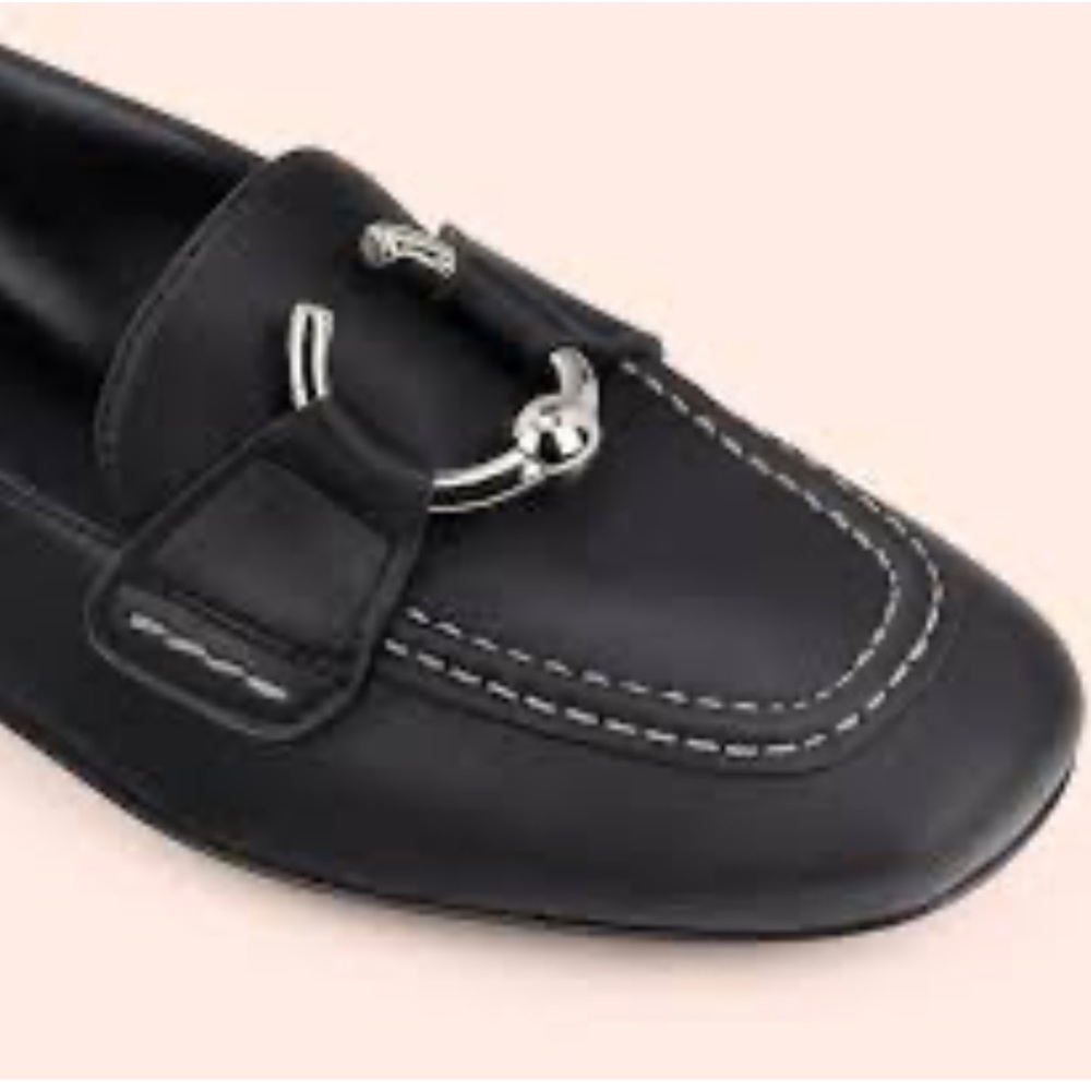 Moccasin with piercing
Midnight SHERYL MOC | AGL
S445.00 size 7.5 - Picture 12 of 16